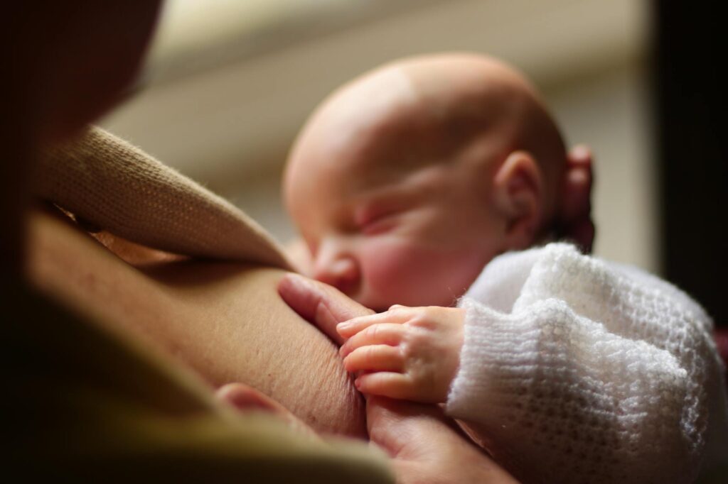 Verunsicherte Mutter mit Baby, Stillen, Deutschland, Kita, U3-Betreuung, Beikost