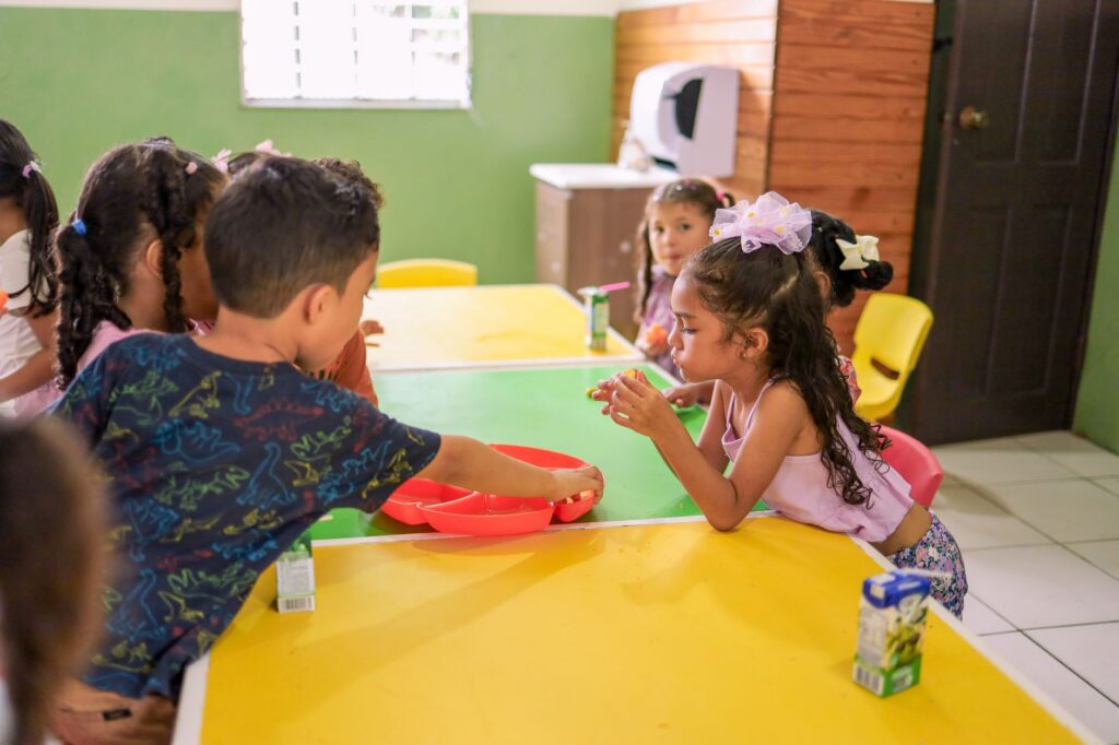 children eating lunch kindergarten