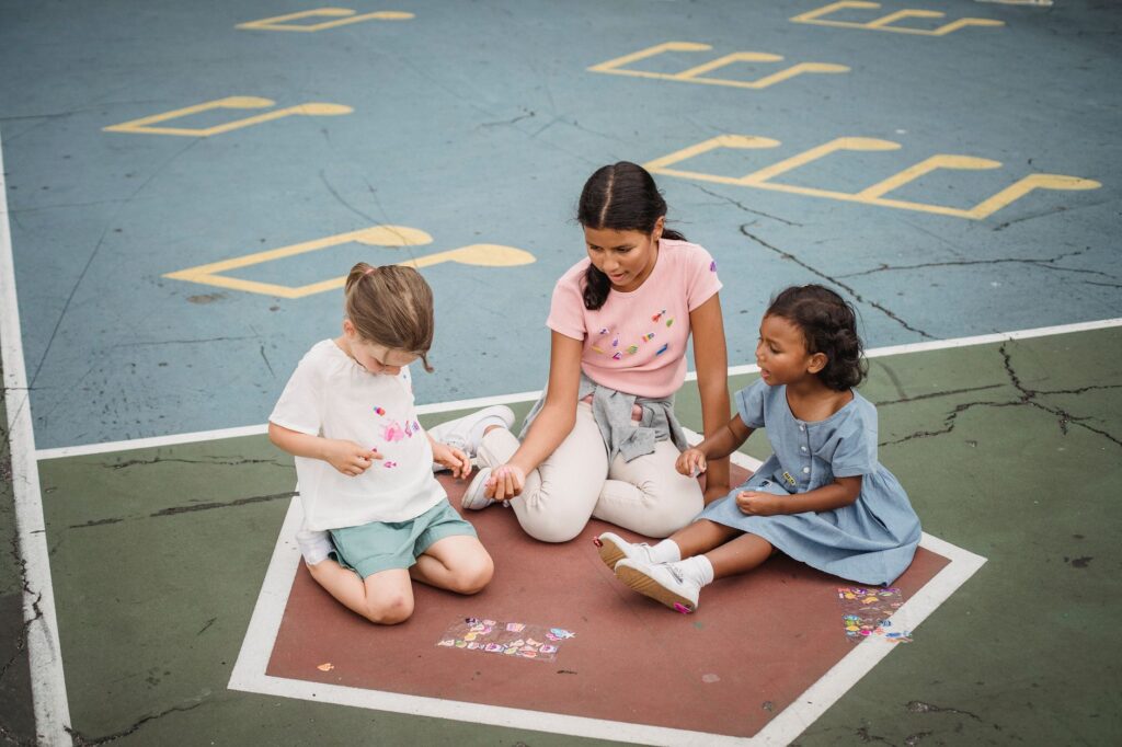 Grundschule Ganztagsbetreuung Nachmittag Kinder spielen Schulhof