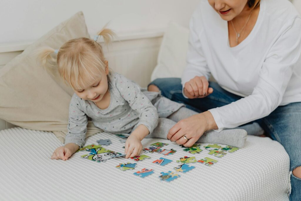 Grazer Kindergarten Kind spielt Pädagogin Betreuung emotionale Entwicklung