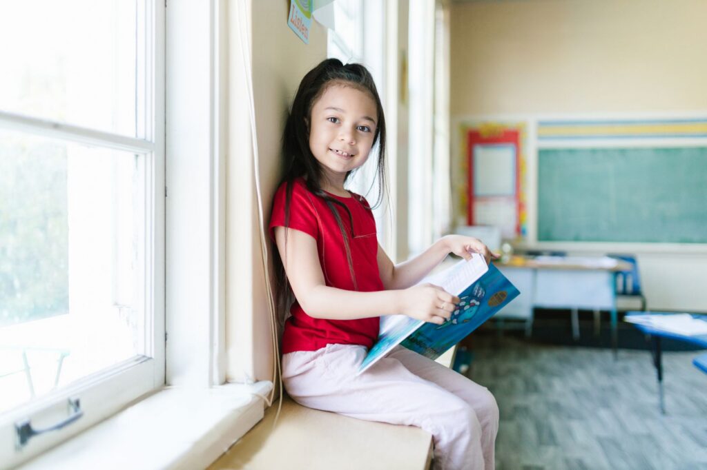 kindergarten teacher reading children