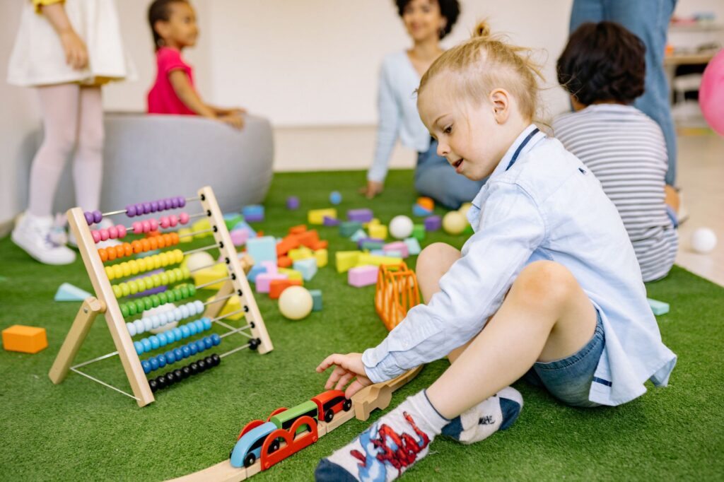 Kita Kinder spielen Kindergarten bunt Bildung