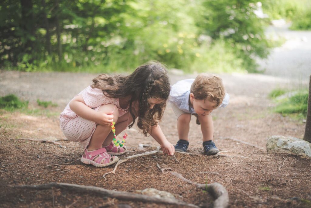 Kinder spielen und lernen draußen im Wald Naturpädagogik Kindergarten