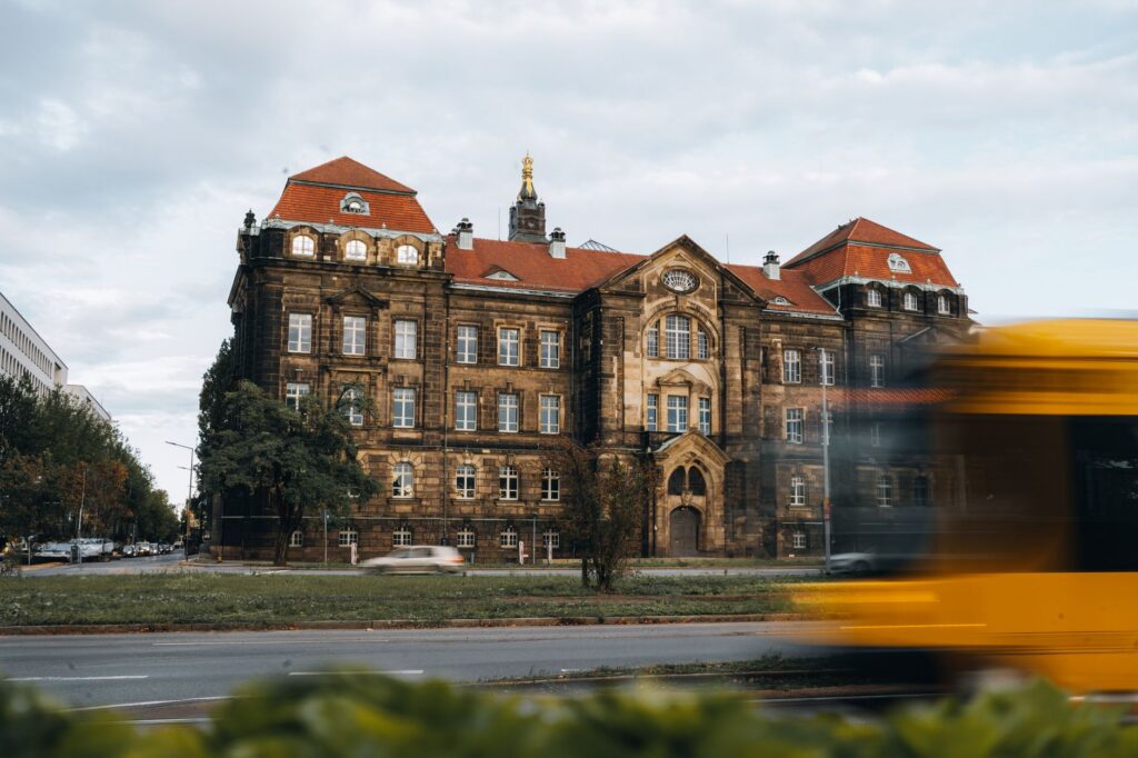 Universitätsschule Dresden Schulgebäude modernes Lernen reformpädagogik