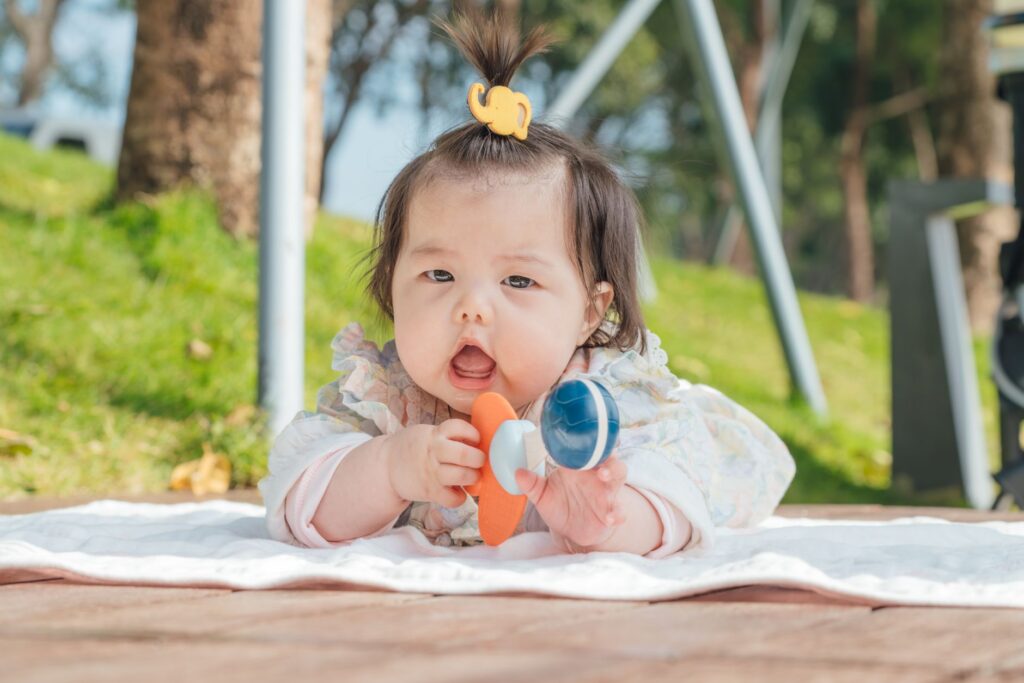 baby development milestone crawling