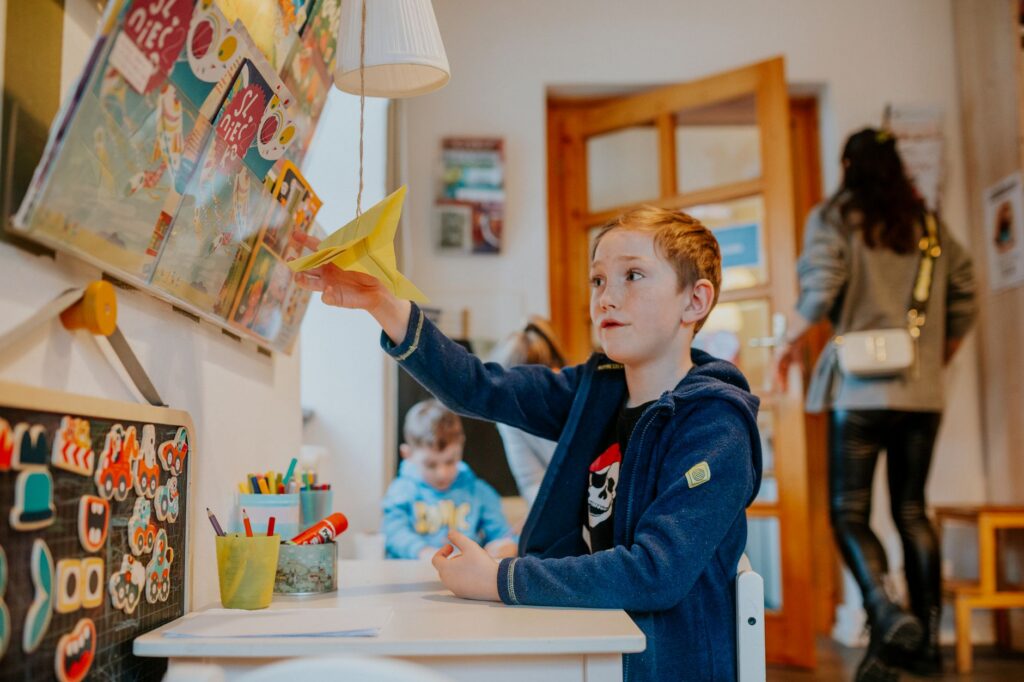 Kinder in der Kita beim Spracherwerb mit Erzieherin